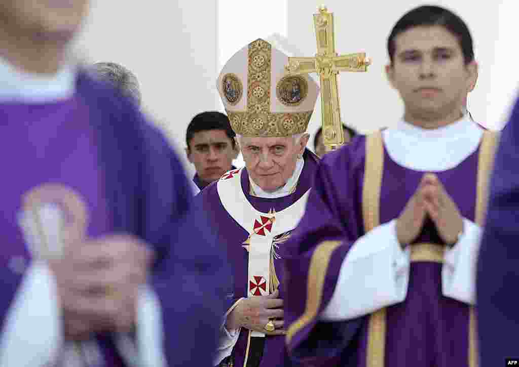 Pope Benedict walks with his pastoral staff prior to the start of Sunday Mass in Bicentennial Park near Silao, Mexico, March 25, 2012. (AP)