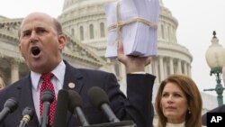 El congresista Louie Gohmert, acompañado en Washington por la representante también republicana Michele Bachmann.
