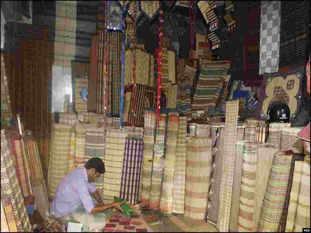 چٹائی کا کام کرنے والے آرڈر پر بھی مختلف ڈیزائن کی چٹائیاں بنا کر تیار کرتے ہیں