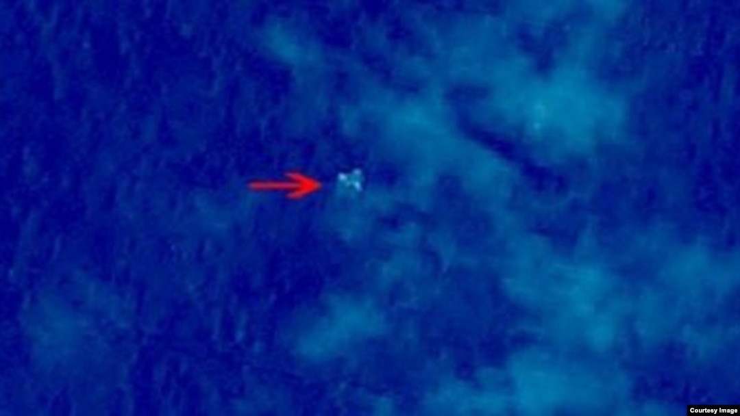 中国国防科工委发布的卫星图像显示的海中漂浮物体可能是失联飞机残骸
