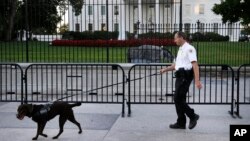 Un agente del Servicio Secreto vigila las inmediaciones de la Casa Blanca en Washington.