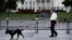 Un agente del Servicio Secreto vigila las inmediaciones de la Casa Blanca en Washington.
