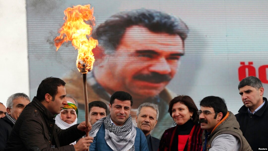 Para aktivis Kurdi melakukan unjuk rasa dengan membawa poster besar pemimpin PKK, Abdullah Ocalan (foto: dok). 