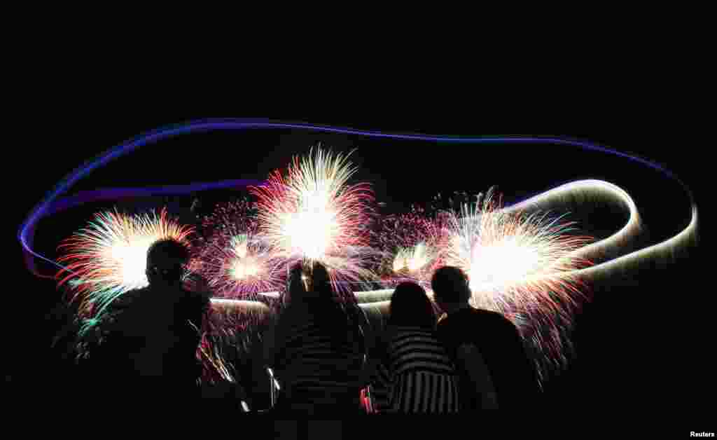 Spectators watch the fireworks during the 6th World Pyrotechnics Olympics in Manila, the Philippines, Feb. 7, 2015.