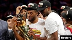  L'ex-Raptor Kawhi Leonard , avec le trophée Larry O'Brien, après avoir remporté le championnat NBA, Oracle Arena, Oakland, Californie, le 13 juin 2019.