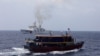 Sebuah kapal pasokan Filipina berlayar di dekat kapal Penjaga Pantai China di Laut China Selatan, 4 Oktober 2023. (Foto: REUTERS/Adrian Portuga)