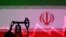 Une illustration montrant le drapeau iranien avec une pompe à pétrole. Reuters / Dado Ruvic