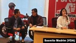 Direktur Eksekutif Amnesty Internasional Indonesia, Usman Hamid (tengah) dan Al Araf saat berdiskusi di DPP PSI, Rabu (29/5/2019) (foto: VOA/Sasmito Madrim)