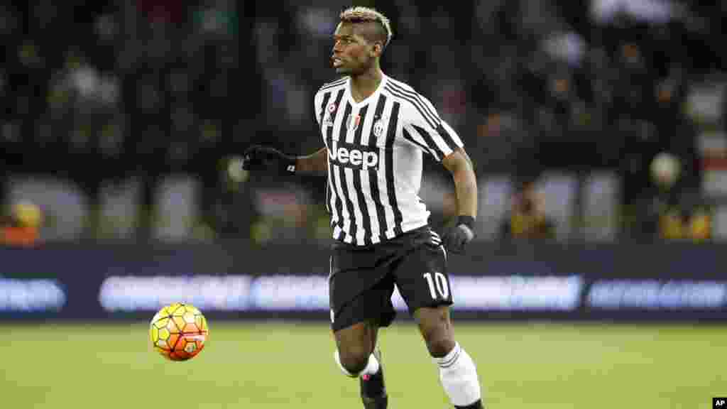 Le milieu de terrain de la Juventus Paul Pogba contrôle le ballon, lors d&#39;un match de foot entre Bologne et la Juventus au Dallà Bologne, le 19 février 2016.