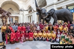 Para anggota "Friends of the Gamelan" bersama pengrawit Indonesia dan pejabat KJRI Chicago (foto courtesy: Ivan Indrautama).