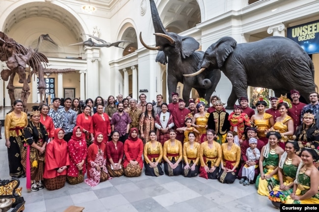 Para anggota "Friends of the Gamelan" bersama pengrawit Indonesia dan pejabat KJRI Chicago (foto courtesy: Ivan Indrautama).