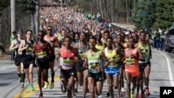 Les Éthiopiens Yemane Tsegay, au centre, et Deribe Robi, à droite sont premier dans une course à Hopkinton, lors du marathon de Boston, le 18 avril 2016.