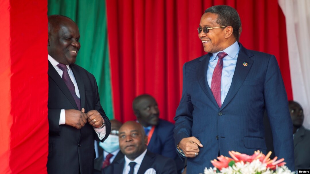 Jakaya Kikwete yahoze ari Perezida wa Tanzaniya na Pascal Nyabenda atwara inama nshingamateka y'Uburundi mu birori vyo kurahiza Perezida Ndayishimiye.