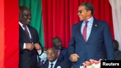 Jakaya Kikwete yahoze ari Perezida wa Tanzaniya na Pascal Nyabenda atwara inama nshingamateka y'Uburundi mu birori vyo kurahiza Perezida Ndayishimiye.