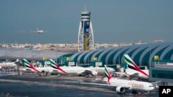 Pesawat milik Emirates mendarat di Bandara Internasional Dubai, di Dubai, Uni Emirat Arab. 