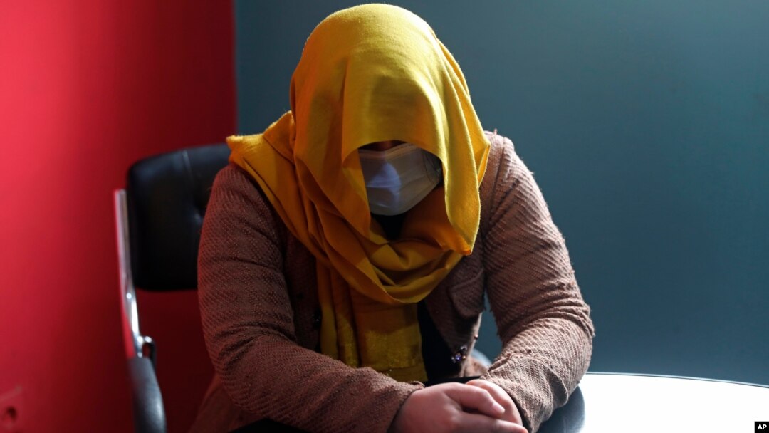 جنوبی افغانستان میں ٹیلی ویژن کی ایک خاتون میزبان نے سیکیورٹی خدشات کی وجہ سے میڈیا انٹرویو کے دوران چہرہ ڈھانپ رکھا ہے