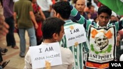 Para pendukung Anna Hazare ikut mendukung aksi mogok makan oleh pejuang anti-korupsi India itu.