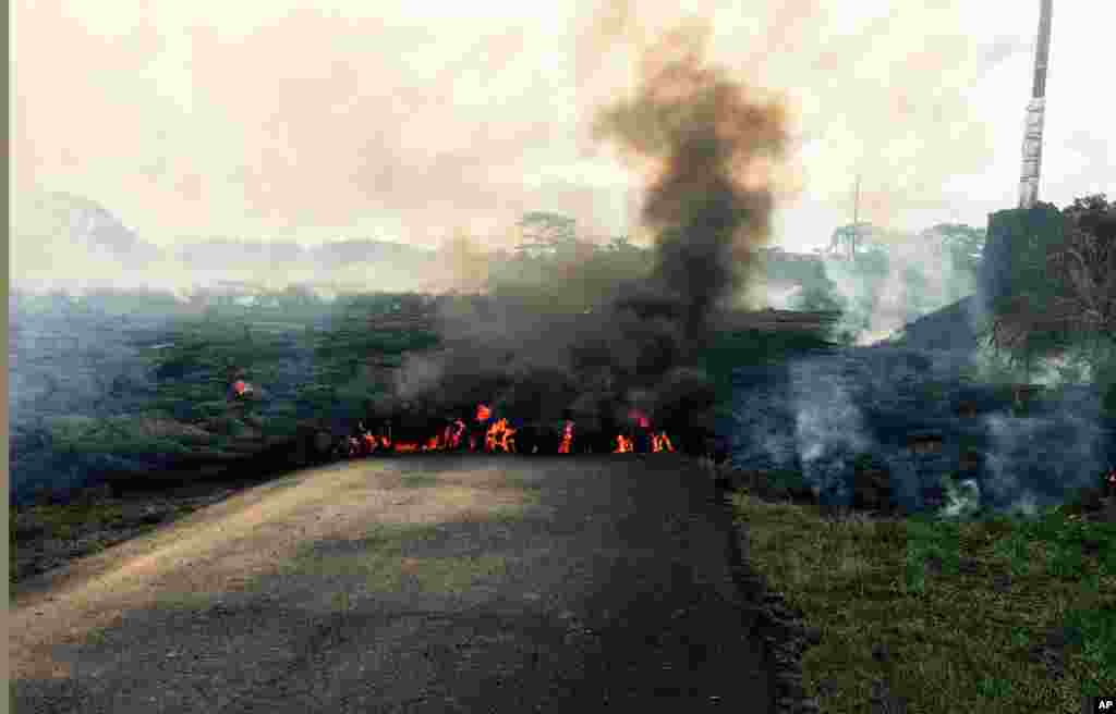 Aliran lahar dari Gunung Kilauea mendekati desa Pahoa, Hawaii (24/10). 