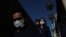 Des Chiliens portant des masques de protection à l'entrée du métro à Santiago, à titre préventif en raison de la pandémie de Covid 19, le 16 mars 2020. (Reuters/Ivan Alvarado)