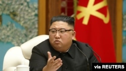 ທ່ານ Kim Jong Un ຜູ້ນໍາເກົາຫລີເໜືອ ຢູ່ທີ່ກອງປະຊຸມຄັ້ງທີ 20 ຂອງຄະນະກົມການເມືອງຢູ່ໃນການກຽມກອງປະຊຸມໃຫຍ່ຄັ້ງ 7 ຂອງຄະນະກໍາມະການສູນກາງພັກກໍາມະກອນເກົາຫລີ ຫລື WPK ໃນນະຄອນຫລວງພຽງຢາງ ໃນພາບທີ່ເຜີຍແຜ່ອອກມາໃນວັນທີ 16 ພະຈິກ, 2020 ໂດຍອົງການຂ່າວ KCNA 