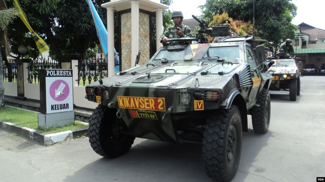 Tank milik polisi untuk mengantisipasi aksi terorisme menjelang Lebaran di Solo, Jawa Tengah. (VOA/Yudha Satriawan)