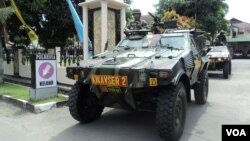 Tank milik polisi untuk mengantisipasi aksi terorisme menjelang Lebaran di Solo, Jawa Tengah. (VOA/Yudha Satriawan)