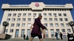 Seorang pria berjalan di sepanjang lapangan tengah Ulan Bator yang luas di dekat gedung parlemen di Mongolia, 19 Januari 2009. (Foto: dok). Sekelompok anggota parlemen Mongolia, Rabu (23/8) menyerukan agar PM negara itu mundur atas tuduhan menyalahgunakan kekuasaan.