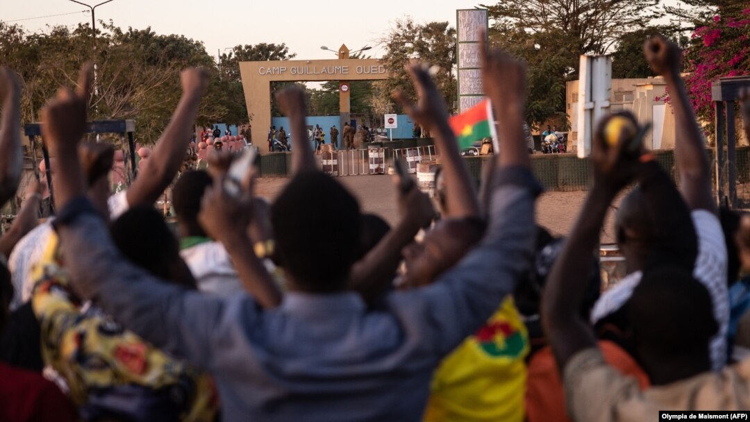 Warga berkumpul di lapangan Nation untuk merayakan penggulingan Presiden dan mendukung militer Burkina Faso di ibu kota Ouagadougou, Senin (24/1). 