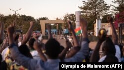 Des gens se rassemblent place de la Nation pour célébrer et soutenir l'armée burkinabé à Ouagadougou le 24 janvier 2022.