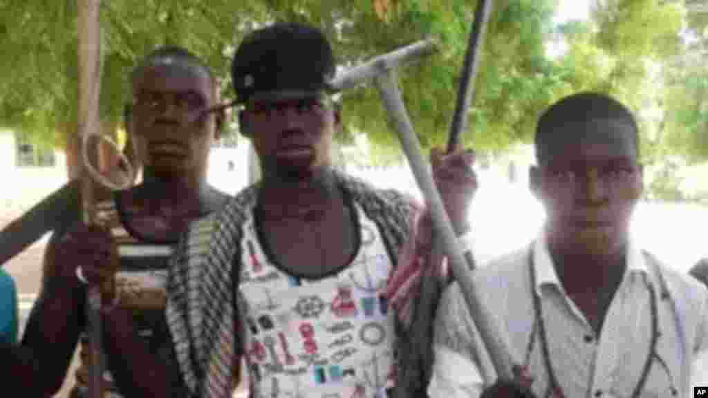 Wasu matasa 'yan banga suka tsaya don a dauki hotonsu a Maiduguri, 11 Yuni, 2013.
