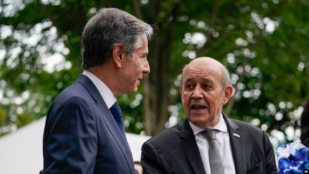 Arhiva - Francuski ministar inostranih poslova Žan-Iv le Drian, desno, i državni sekretar SAD Entoni Blinken razgovaraju tokom ceremonije u rezidenciji francuskog ambasadora u Vašingtonu, 14. jula 2021.