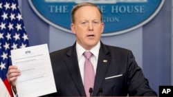 Juru bicara Gedung Putih, Sean Spicer, memberikan keterangan kepada media mengenai rencana pembatalan UU asuransi kesehatan Obama, yang lebih sering disebut sebagai Obamacare, di Washington DC, Jumat (10/3).