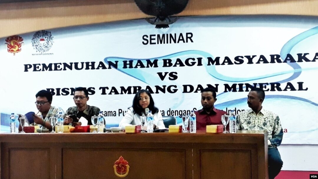 Diskusi Pemenuhan HAM bagi Masyarakat versus Bisnis Tambang dan Mineral di Universitas Surabaya menghadirkan dua warga Wongsorejo Banyuwangi penolak tambang (kanan pertama dan kedua) (foto: VOA/Petrus).