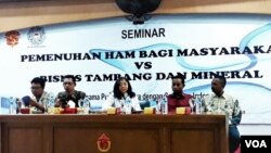 Diskusi Pemenuhan HAM bagi Masyarakat versus Bisnis Tambang dan Mineral di Universitas Surabaya menghadirkan dua warga Wongsorejo Banyuwangi penolak tambang (kanan pertama dan kedua) (foto: VOA/Petrus).