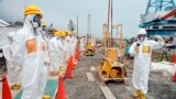 Члени префектури Фукусіма оглядають будівництво берегової загорожі, яка має не дати радіоактивним стокам потрапити до океану.