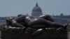 La escultura "Venus durmiente" de Botero, instalada en la Terraza Pincio de Roma, el 19 de julio de 2024, parece estar frente a la Basílica de San Pedro en el Vaticano.