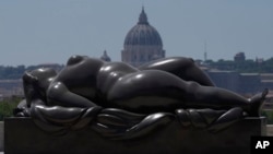 La escultura "Venus durmiente" de Botero, instalada en la Terraza Pincio de Roma, el 19 de julio de 2024, parece estar frente a la Basílica de San Pedro en el Vaticano.