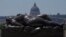 La escultura "Venus durmiente" de Botero, instalada en la Terraza Pincio de Roma, el 19 de julio de 2024, parece estar frente a la Basílica de San Pedro en el Vaticano.