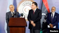 Le nouvel émissaire de l'ONU pour la Libye, Ghassan Salamé, à gauche, lors d’une conférence de presse aux côtés du Premier ministre du gouvernement libyen de l’accord national (GNA) Fayej Seraj, et ministre des affaires étrangères Taher Siala à Tripoli, L