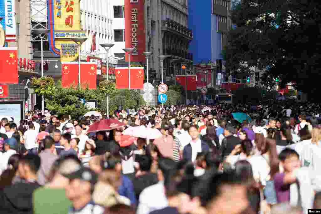 2018年10月1日，中华人民共和国的第69个国庆日，上海主要购物区南京路步行街上有国旗。美国一家旅游网站把南京东路列入世界上45个&ldquo;名不副实的旅游陷阱&rdquo;，说那里拥挤，骗子充斥，有人兜售假货，还有站街女郎。