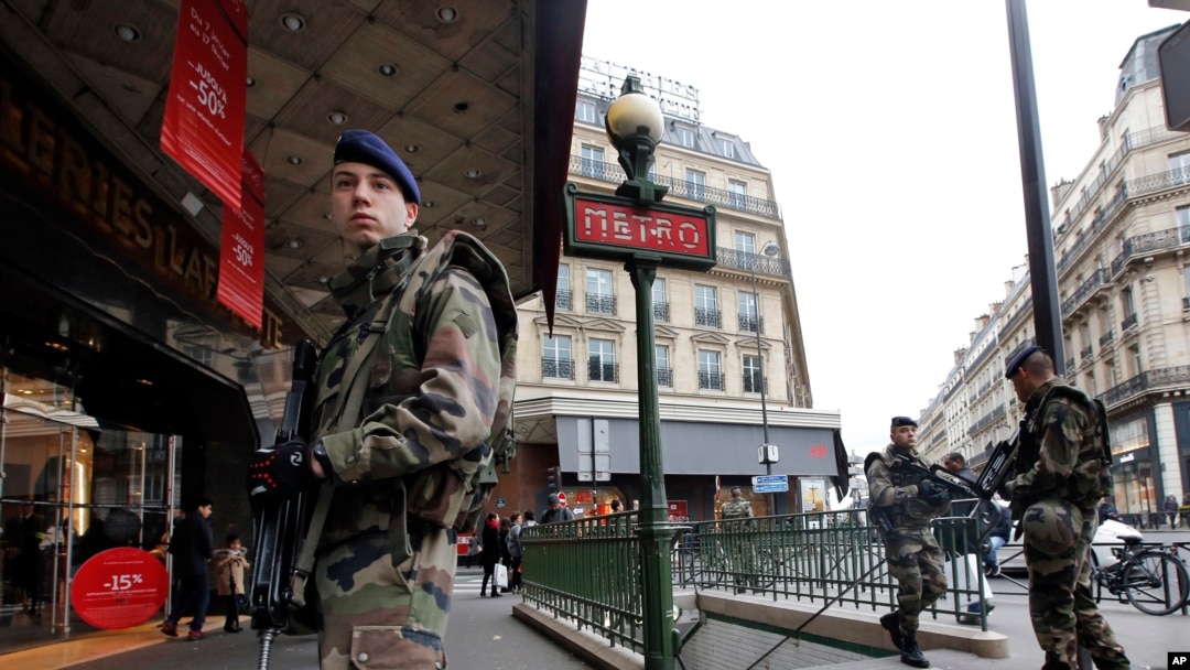 Tentara Perancis berpatroli di Paris sebagai bagian dari pengamanan yang diperketat pasca serangan terhadap tabloid Charlie Hebdo bulan Januari lalu.