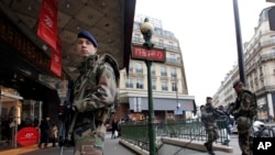 Tentara Perancis berpatroli di Paris sebagai bagian dari pengamanan yang diperketat pasca serangan terhadap tabloid Charlie Hebdo bulan Januari lalu.