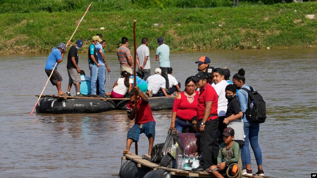 Personas viajan en balsas a través del río Suchiate, de ida y vuelta entre Ciudad Hidalgo, México, arriba, y Tecun Uman, Guatemala, el lunes 7 de junio de 2021. 