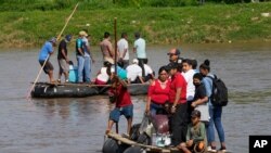 Personas viajan en balsas a través del río Suchiate, de ida y vuelta entre Ciudad Hidalgo, México, arriba, y Tecun Uman, Guatemala, el lunes 7 de junio de 2021. 