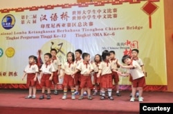 Siswa Rising Star – Tampil dalam acara lomba ketangkasan berbahasa mandarin (Dokumentasi Rising Star)