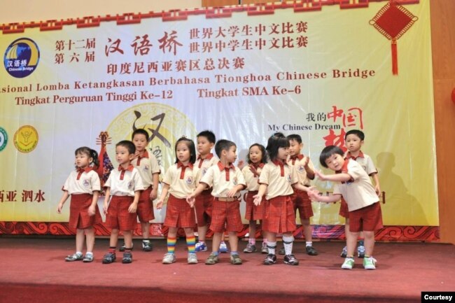 Siswa Rising Star – Tampil dalam acara lomba ketangkasan berbahasa mandarin (Dokumentasi Rising Star)