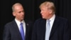 CEO Boeing Dennis Muilenburg (kiri) mendampingi Presiden AS Donald Trump saat mengunjungi pabrik Boeing di St. Louis, Missouri, 14 Maret tahun lalu (foto: dok). 