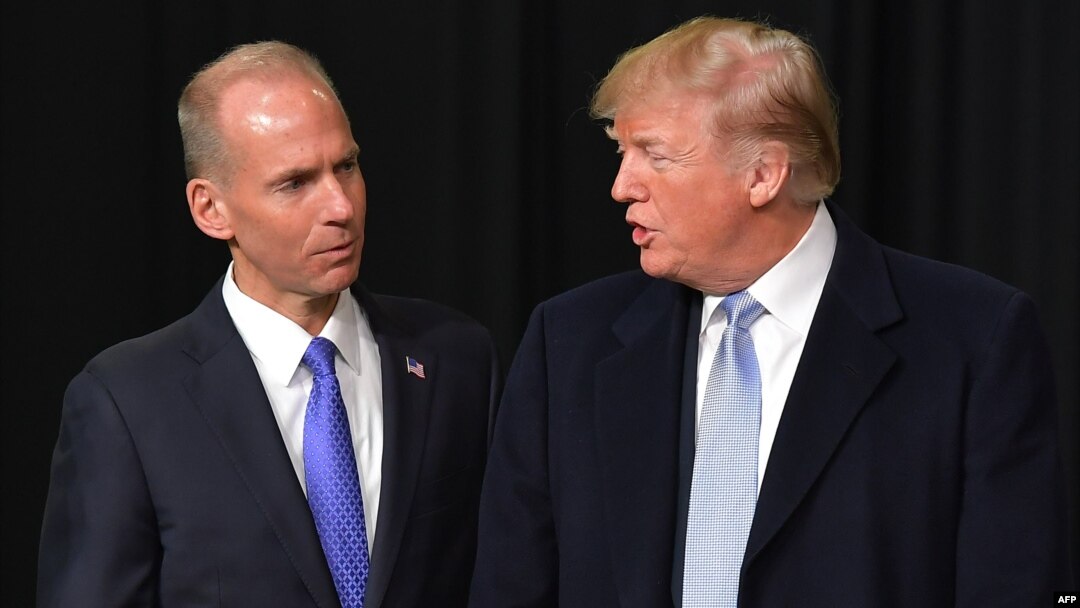 CEO Boeing Dennis Muilenburg (kiri) mendampingi Presiden AS Donald Trump saat mengunjungi pabrik Boeing di St. Louis, Missouri, 14 Maret tahun lalu (foto: dok). 