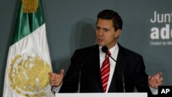 El presidente electo de México, Enrique Peña Nieto, del Partido Revolucionario Institucional (PRI), anuncia su equipo de trensición durante una rueda de prensa.