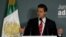 El presidente electo de México, Enrique Peña Nieto, del Partido Revolucionario Institucional (PRI), anuncia su equipo de trensición durante una rueda de prensa.